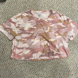 Old Navy Active kids cropped workout tee. Size 14/16 (XL). Pink and tan camo top